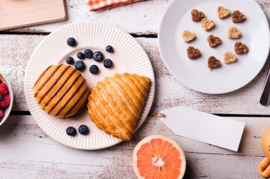 Boş etiket ile kahvaltı yemek.  