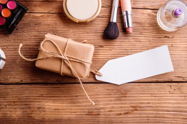 boş etiket ve makyaj ile paket  