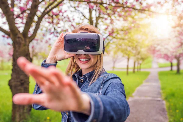 Mujer con gafas de realidad virtual —  Fotos de Stock