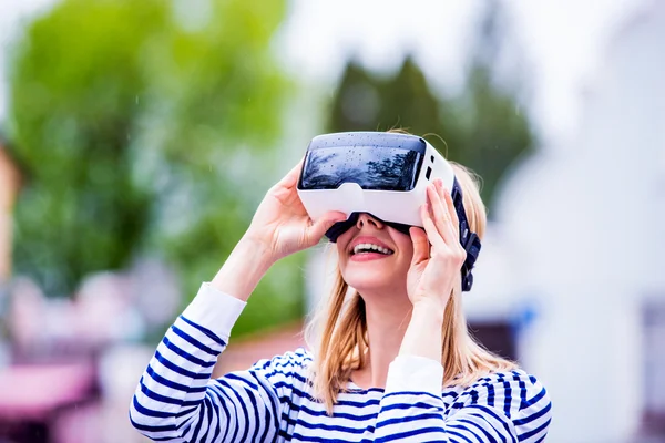 Mujer con gafas de realidad virtual —  Fotos de Stock