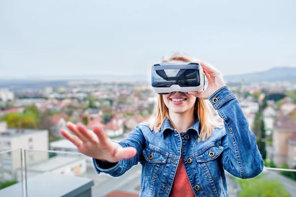 Mujer con gafas de realidad virtual —  Fotos de Stock