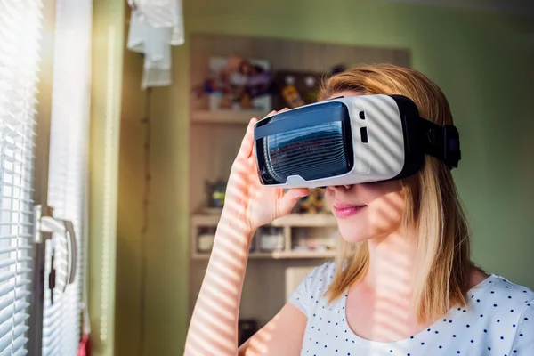 Mujer con gafas de realidad virtual — Foto de Stock