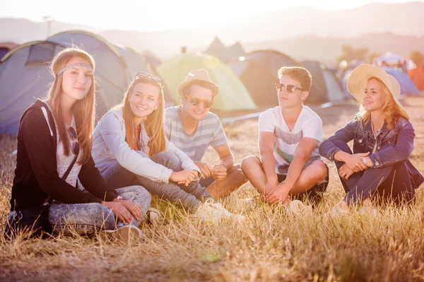 Tieners zitten voor tenten — Stockfoto