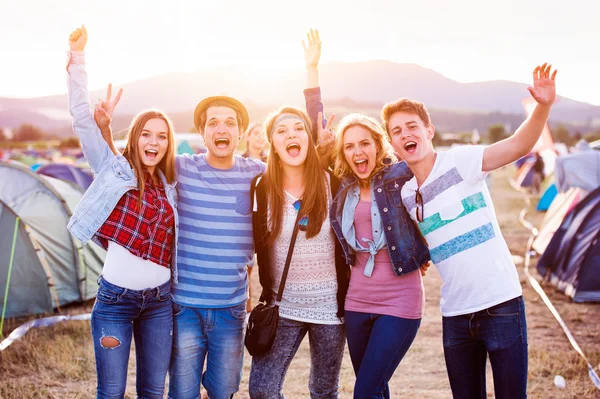Group of teenagers at summer music festivalc — Stock Photo, Image