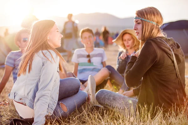 Teenagers sitting, talking, having fun — Stock Photo, Image