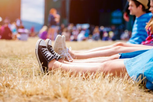 Gambe di adolescenti al festival musicale — Foto Stock