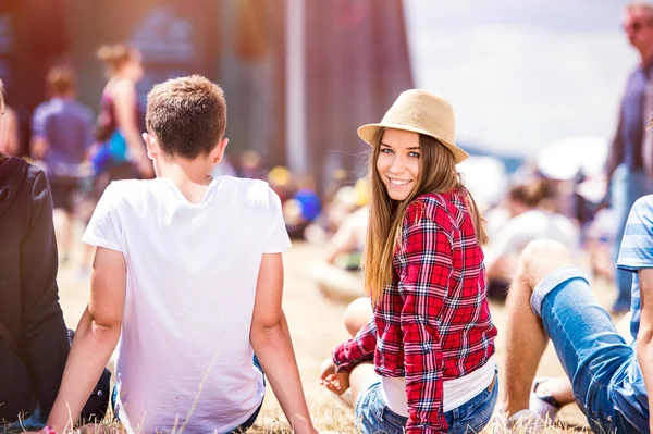 Teenage couple at summer music festival — Stock Photo, Image