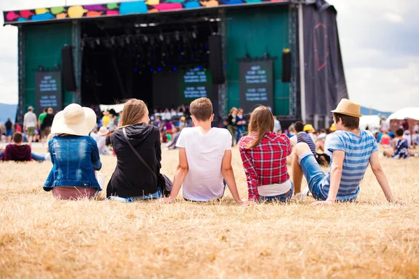 Jugendliche beim Sommer-Musikfestival — Stockfoto