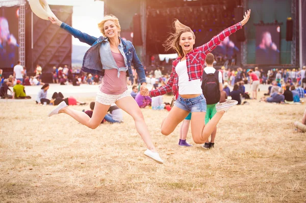 Nastoletnie dziewczyny na festiwal muzyczny — Zdjęcie stockowe