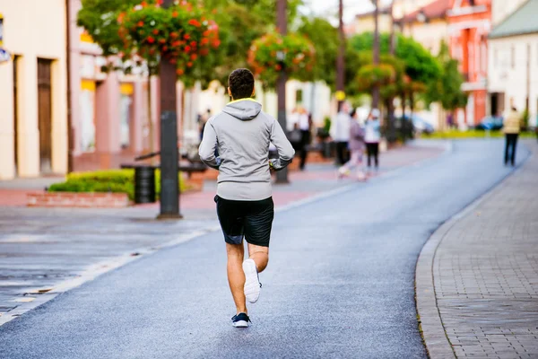 Jonge hipster man loopt in de stad — Stockfoto