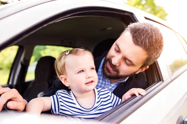 Hipster pai com filha no carro — Fotografia de Stock