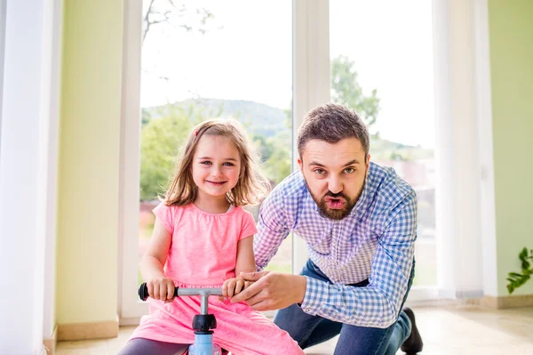 Padre e hija montar en bicicleta —  Fotos de Stock