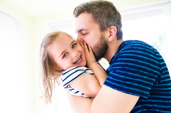 Hipster vader kussen zijn kleine dochter — Stockfoto