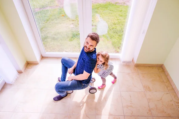 Far och dotter leker tillsammans — Stockfoto