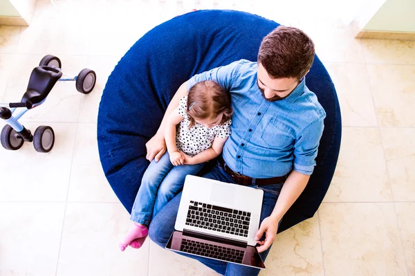 Ojciec i córka grać na laptopie — Zdjęcie stockowe
