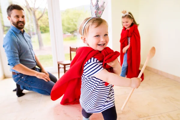 Hipster pai com suas filhas princesa — Fotografia de Stock