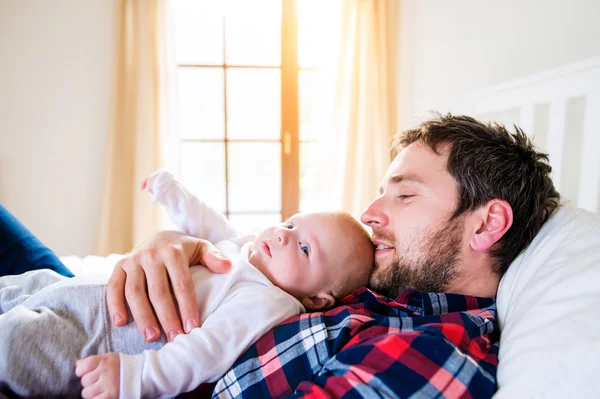 Junge lag mit Vater im Bett — Stockfoto