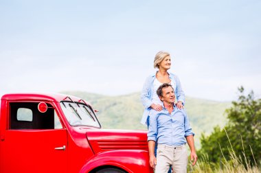 Kırmızı eski model araba üst düzey çifte