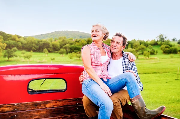 Pareja mayor en camioneta — Foto de Stock