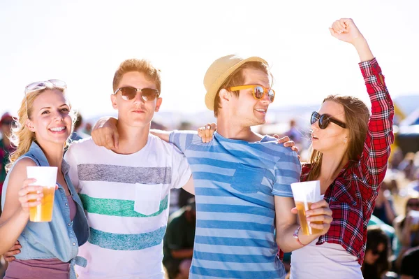 Grupp tonåringar på summer music festival — Stockfoto