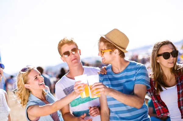 Groep tieners op zomer-muziekfestival — Stockfoto