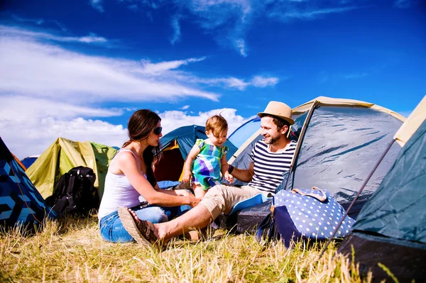 Couple with baby daughter in tent — Stock Photo, Image
