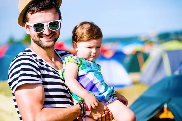 Padre con el bebé en el festival de verano — Foto de Stock