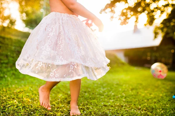 Tjej i princess kjol i soliga trädgård — Stockfoto