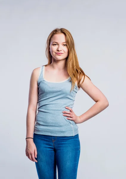 Menina em jeans e singlet, jovem, estúdio tiro — Fotografia de Stock