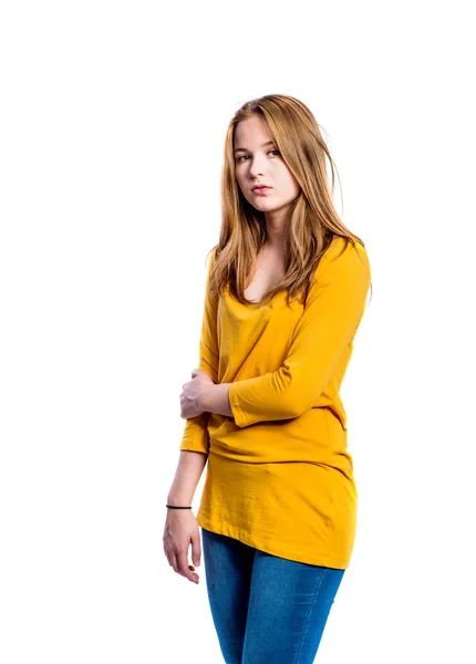 Chica en jeans y camiseta, mujer joven, tiro al estudio —  Fotos de Stock