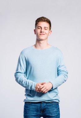 Boy kot pantolon ve kazak, genç adam, stüdyo çekim