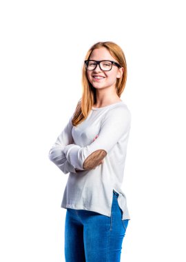 Kız kot pantolon ve sweatshirt, genç kadın, stüdyo çekim