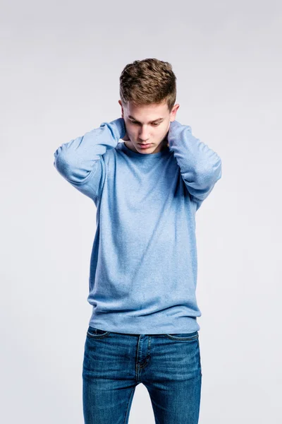Chico en jeans y suéter, joven, filmado en el estudio — Foto de Stock