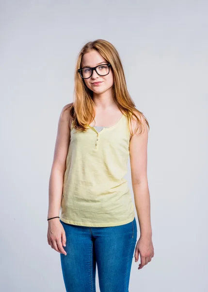 Menina em jeans e singlet, jovem, estúdio tiro — Fotografia de Stock