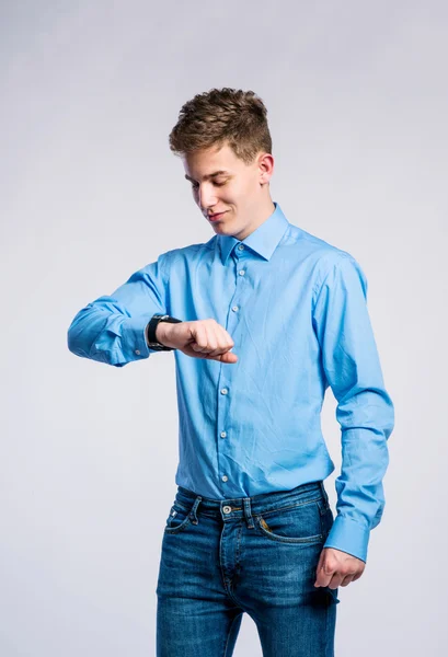 Chłopiec w dżinsy i t-shirt, młody człowiek, strzał studio — Zdjęcie stockowe
