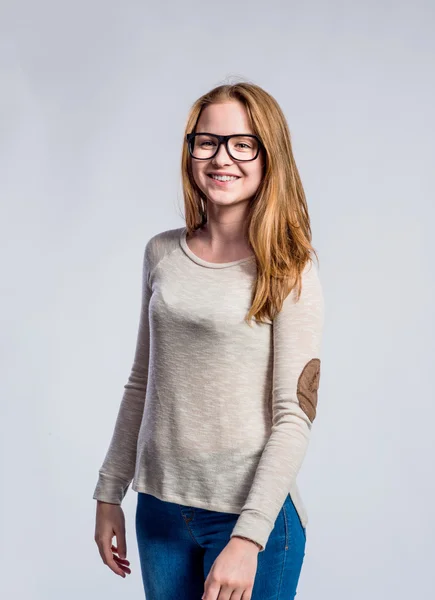 Menina em jeans e camisola, jovem, tiro estúdio — Fotografia de Stock