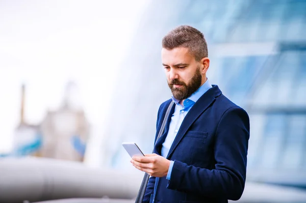 Hipster manager with smart phone, London City Hall — Stock Photo, Image