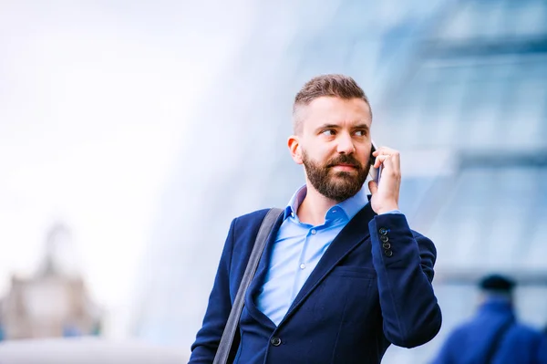 Hipster Manager z inteligentnym telefonem, Ratusz miejski w Londynie — Zdjęcie stockowe