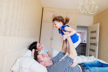 Sevimli küçük kızları ile eğleniyor anne