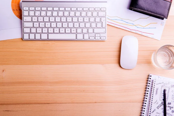 Informática y material de oficina. Estudio plano, fondo de madera . — Foto de Stock