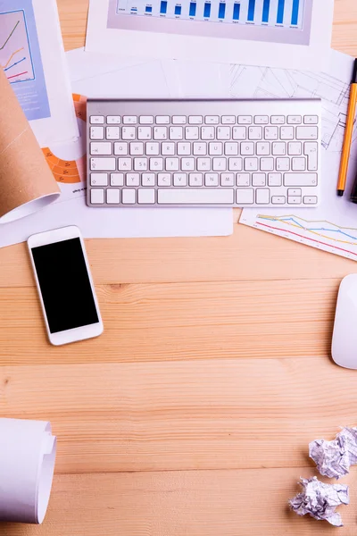 Gadgets et fournitures de bureau. Plan studio, fond bois . — Photo