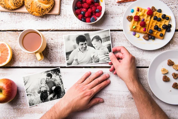 Otcové denní kompozice. Černobílé fotografie, snídaně s jídlem — Stock fotografie