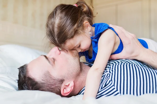 Otec se baví s jeho roztomilá malá dcerka — Stock fotografie