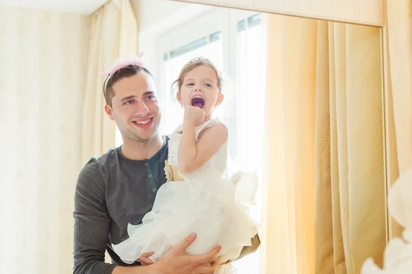 Schattig meisje dat zetten make-up op haar vader — Stockfoto