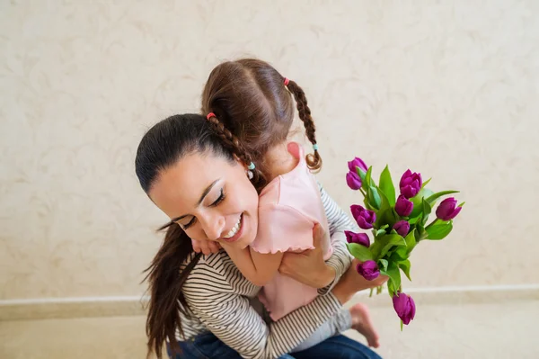어머니 날, 어린 소녀 그녀의 엄마에 게 꽃을 주는 — 스톡 사진