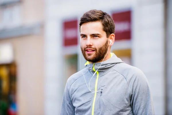 Jonge hipster runner in de stad — Stockfoto