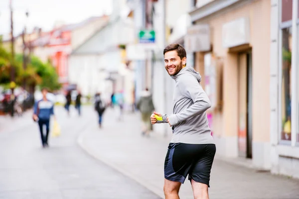 町で走っている流行に敏感な若い男 — ストック写真