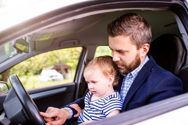 Hipster father with daughter in car — Stock Photo, Image