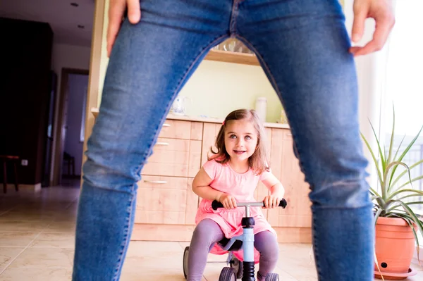 Pai e filha brincando juntos — Fotografia de Stock