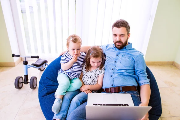 Padre e hijas jugando en el ordenador portátil — Foto de Stock